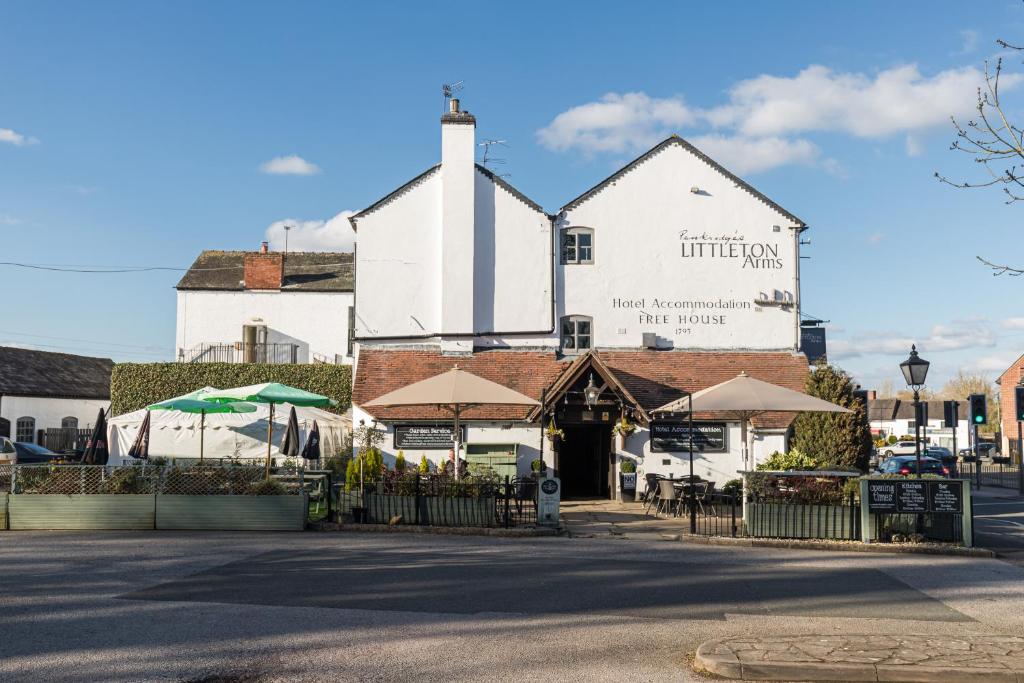 un edificio blanco con un restaurante enfrente en The Littleton Arms, en Penkridge