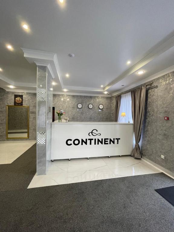 einen Konferenzraum mit einem Schild, das Kontinent liest in der Unterkunft Hotel "CONTINENT" halal in Qaraghandy