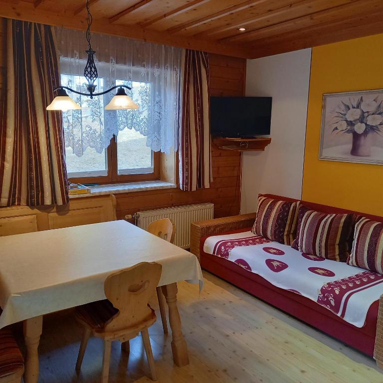 TV a/nebo společenská místnost v ubytování Urlaub am Bauernhof Gänser