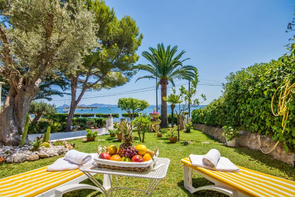 a table with a bowl of fruit on top of it at Ideal Property Mallorca - Bell Punt in Alcanada