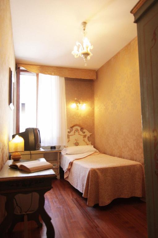Llit o llits en una habitació de Hotel Malibran