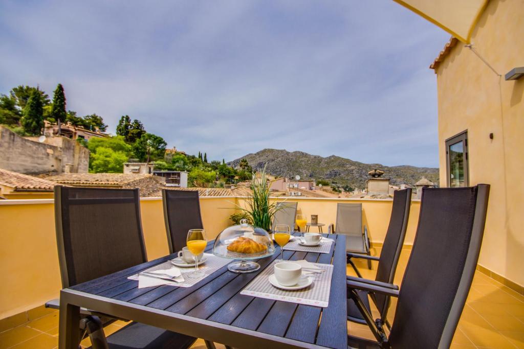 una mesa con un plato de comida en el balcón en Galindo - Casa Victor en Pollença