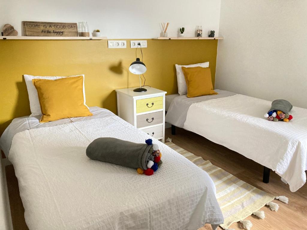 sypialnia z dwoma łóżkami z wypchanymi zwierzętami w obiekcie Charming appartement in the heart of Barcelona w Barcelonie