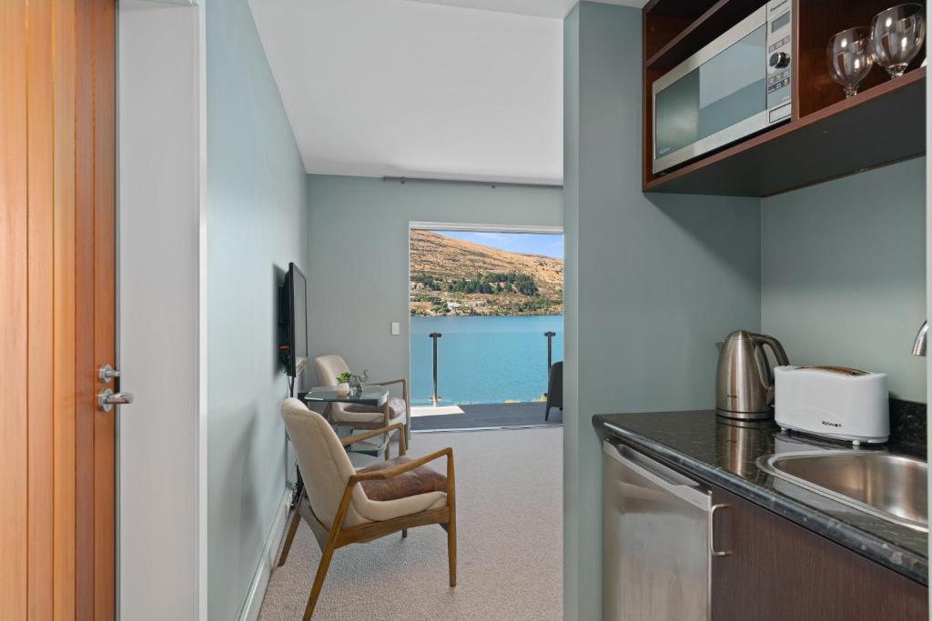 Lake Front 3-bedroom Apartment with Lake Access - Resim 16