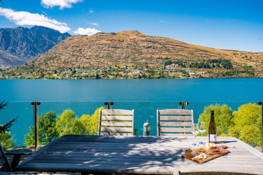 Lake Front 3-bedroom Apartment with Lake Access - Resim 11