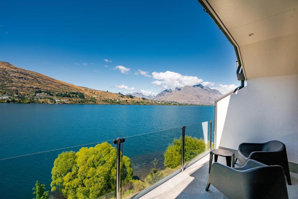 Lake Front 3-bedroom Apartment with Lake Access - Resim 17