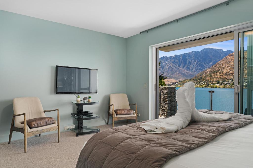 Lake Front 3-bedroom Apartment with Lake Access - Resim 18