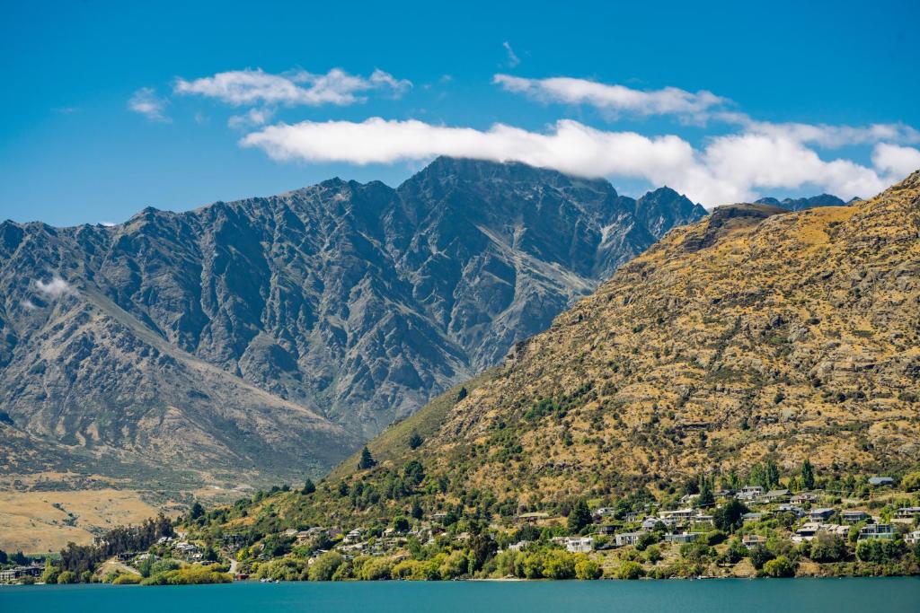 Lake Front 3-bedroom Apartment with Lake Access - Resim 27