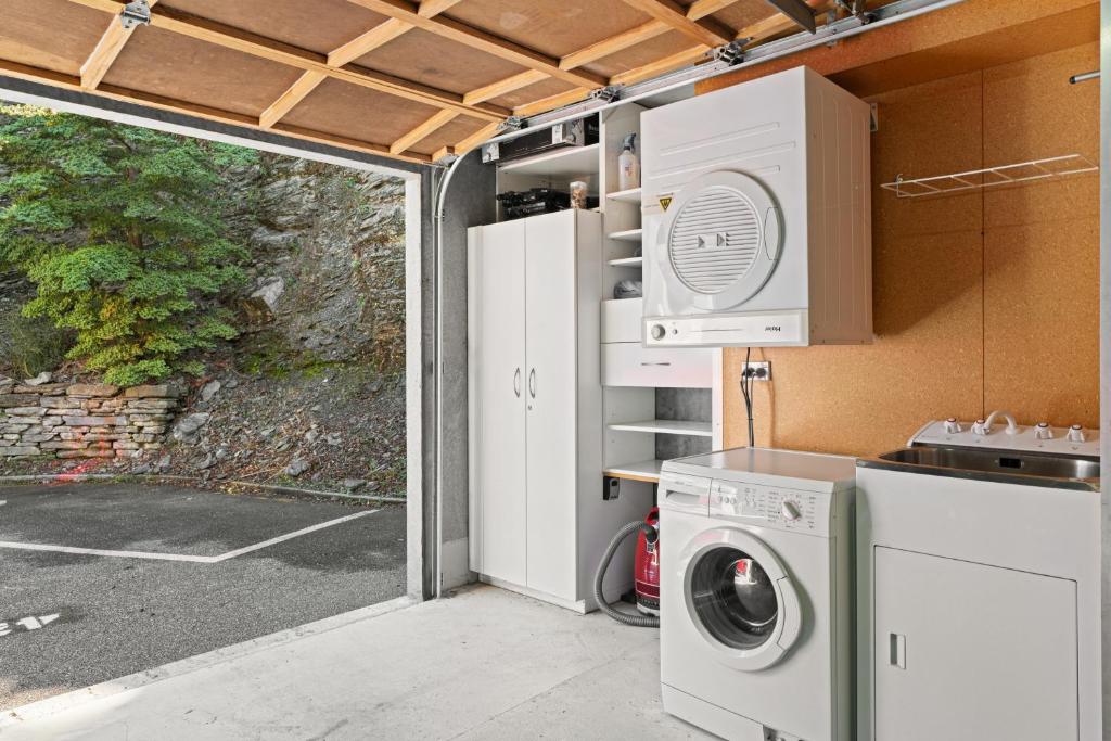 Lake Front 3-bedroom Apartment with Lake Access - Resim 24