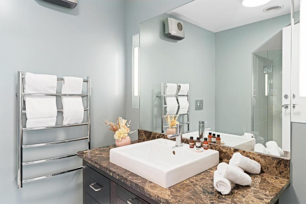 Lake Front 3-bedroom Apartment with Lake Access - Resim 3