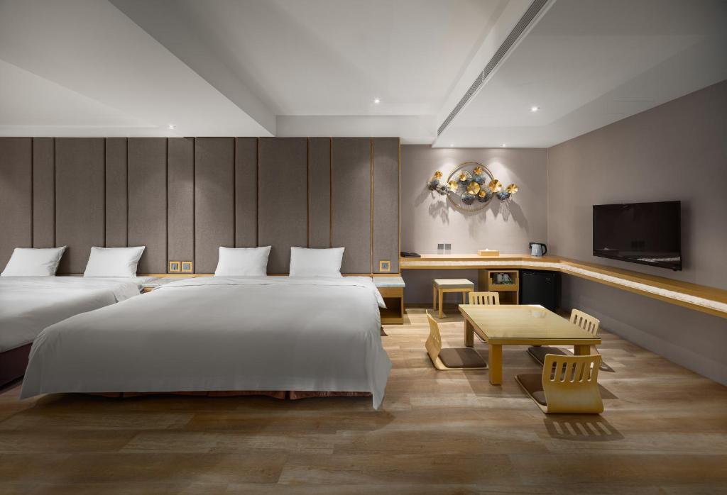 Postel nebo postele na pokoji v ubytování Gamalan FL Spring Hotel