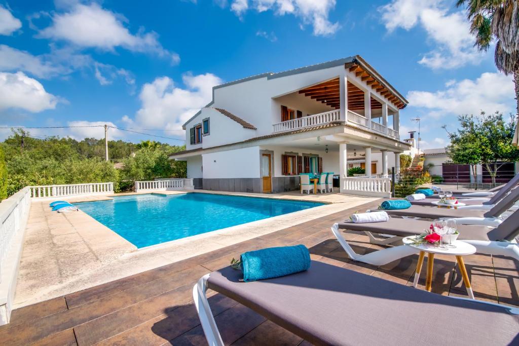 uma villa com uma piscina e uma casa em Ideal Property Mallorca - Can Mesilla em Santa Margalida