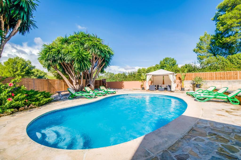 una piscina con sillas y un cenador en Ideal Property Mallorca - Can Sito, en Cala Mesquida