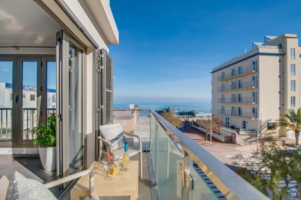 balcone con vista sull'oceano di Castello Playa a Can Picafort