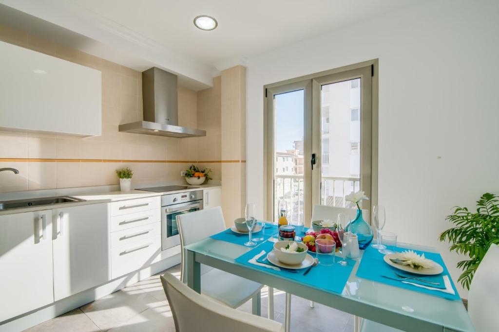 Kuchyň nebo kuchyňský kout v ubytování Ideal Property Mallorca - Castello Playa