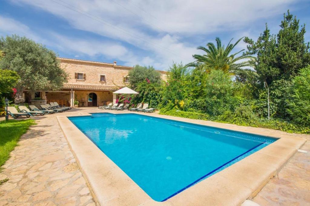 una piscina en el patio trasero de una casa en Ideal Property Mallorca - Can Nyany Buger, en Búger