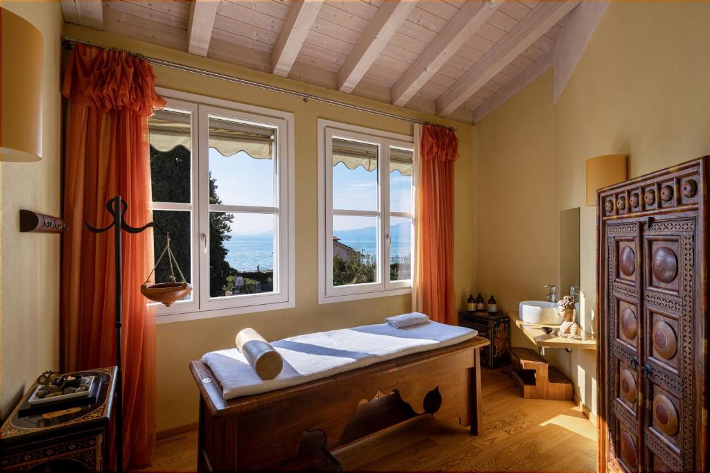 Een bed of bedden in een kamer bij Hotel Caesius Thermae & Spa Resort