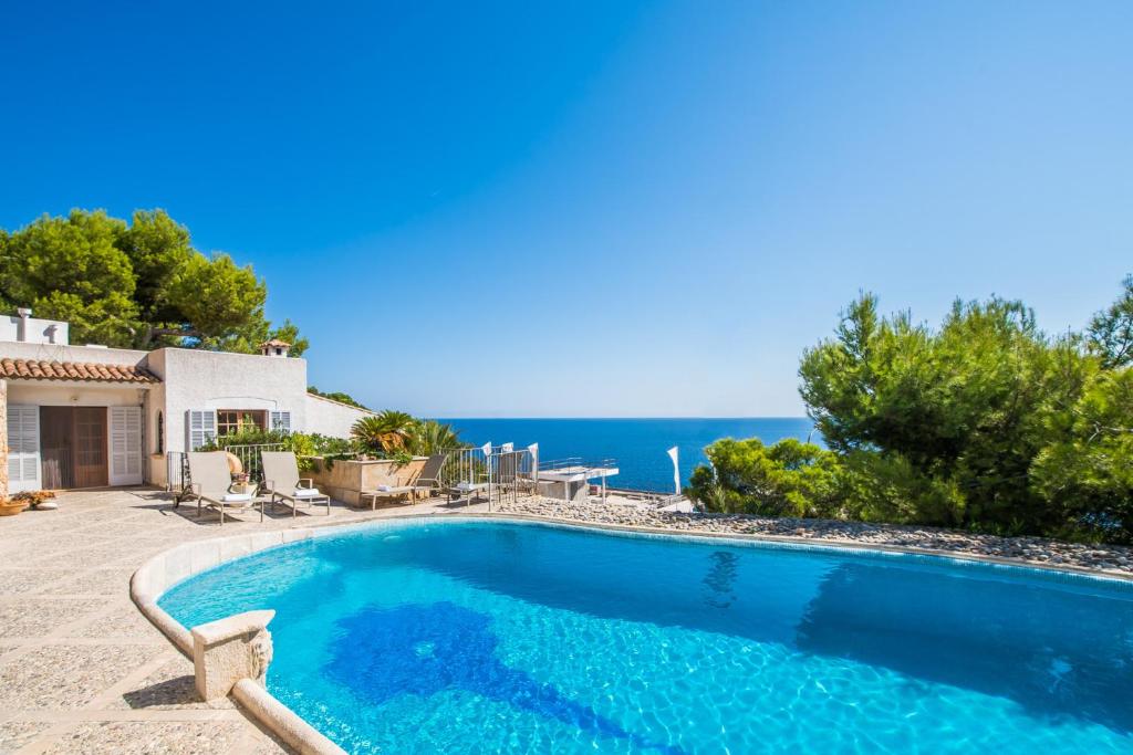 a swimming pool with a view of the ocean at Ideal Property Mallorca - Ram de Mar in Font de Sa Cala