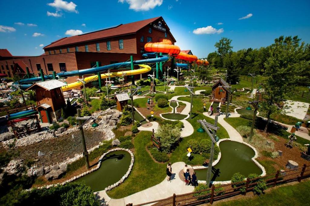 - une aire de jeux avec un parc aquatique doté d'un toboggan dans l'établissement Great Wolf Lodge Waterpark Resort, à Niagara Falls