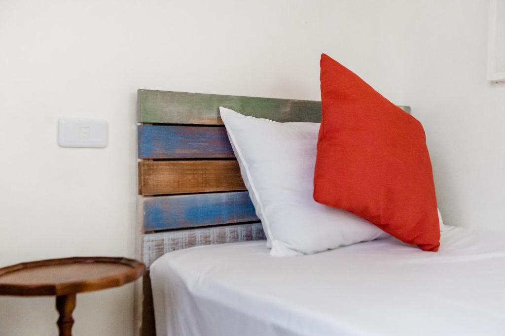 Una cama o camas en una habitación de Tainan Weshare Hotel