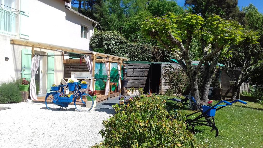 a bike parked in a yard next to a house at Studio charmant à Sarlat-la-Canéda avec terrasse in Sarlat-la-Canéda