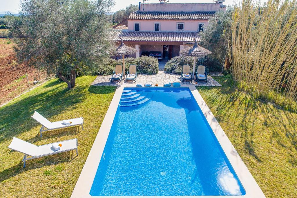 an overhead view of a swimming pool in front of a house at Ses Planes in Búger