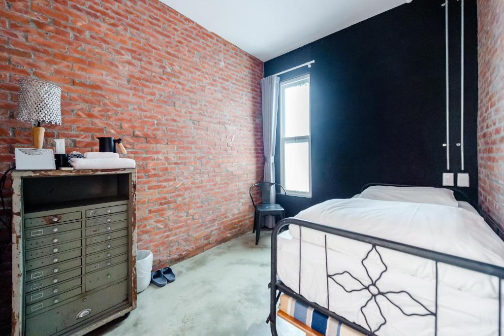 Una cama o camas en una habitación de Tainan Weshare Hotel