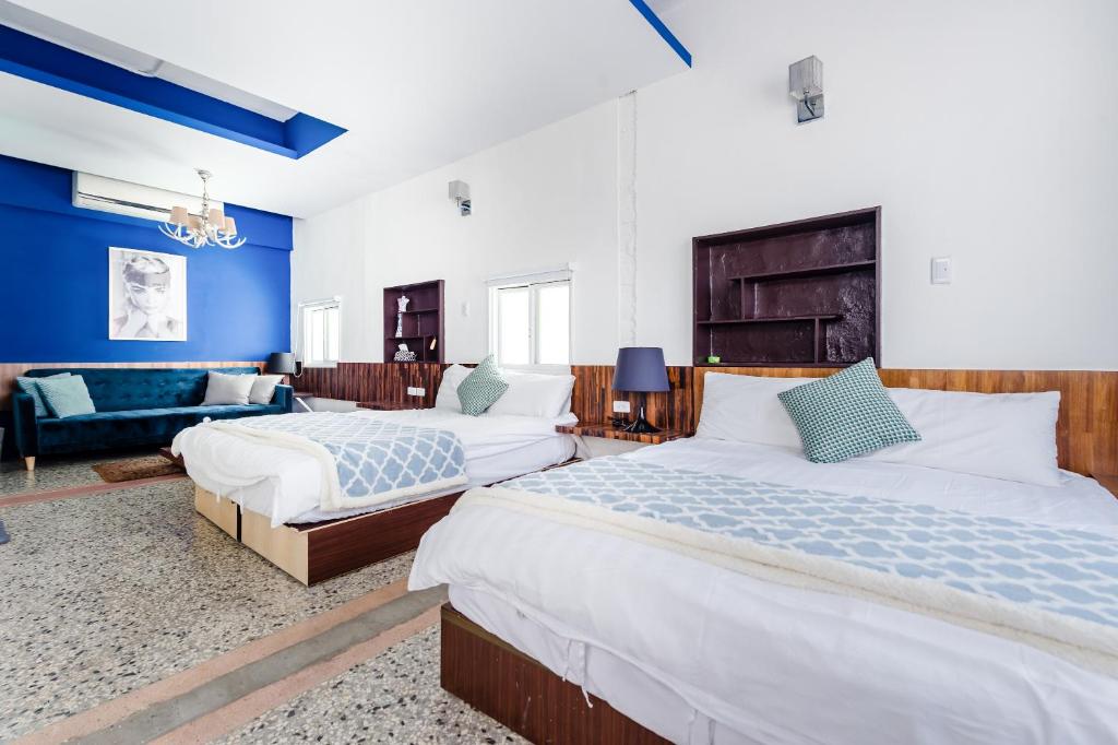 Una cama o camas en una habitación de Tainan Weshare Hotel
