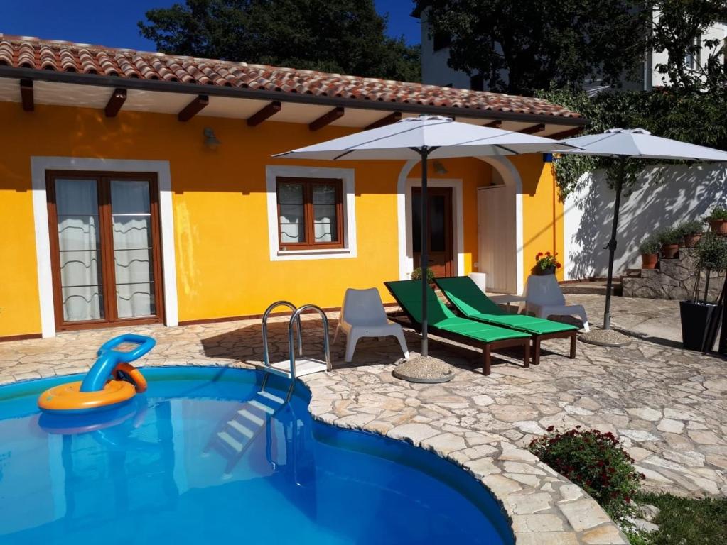 Basen w obiekcie Villa Deborah lub w pobliżu