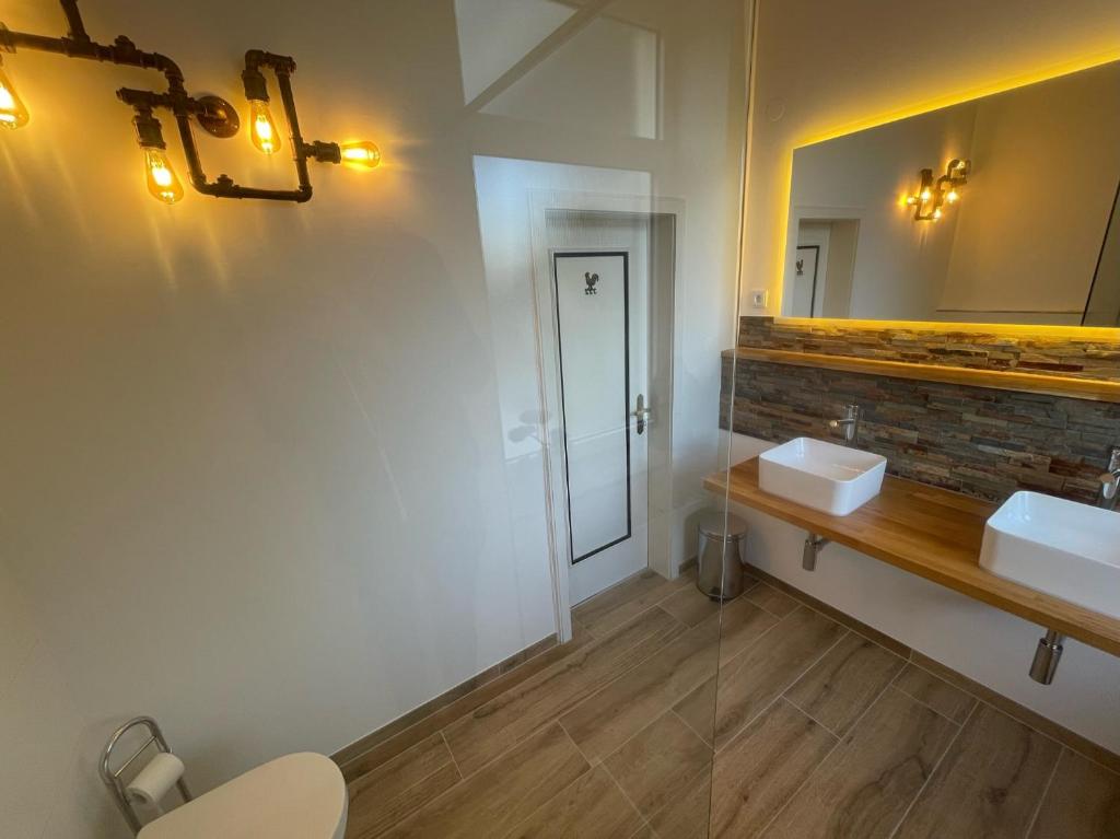 a bathroom with two sinks and a mirror at Ferienwohnung Brückenkopf OG in Hameln