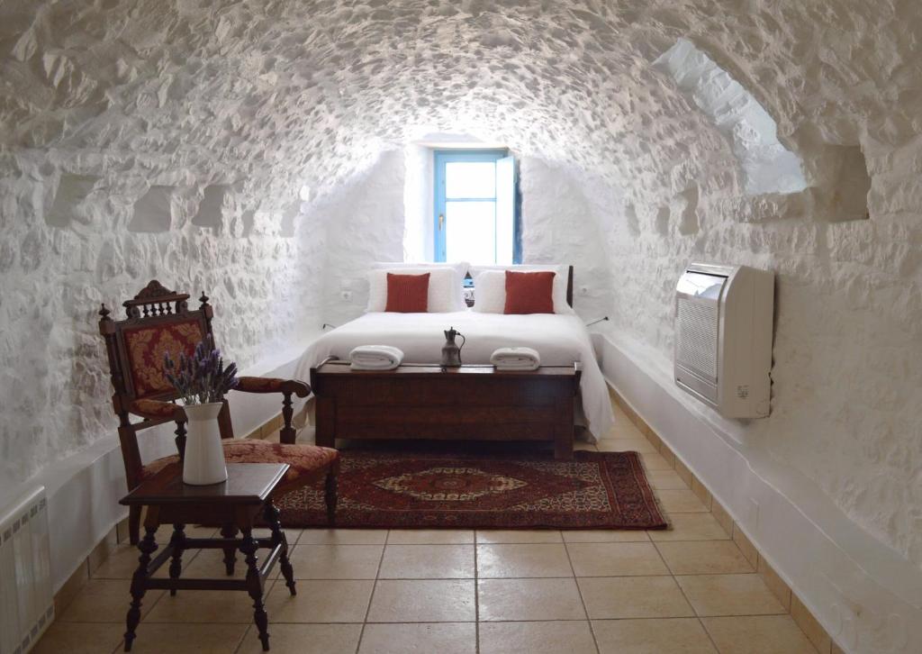 Posteľ alebo postele v izbe v ubytovaní Lithos Stone Suites