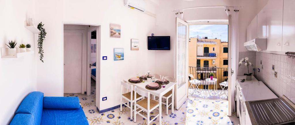 A television and/or entertainment centre at Nido del Sole Ischia