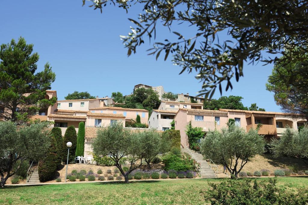 een uitzicht op een villa met bomen op de voorgrond bij Belambra Clubs Montpezat - Le Verdon in Montagnac