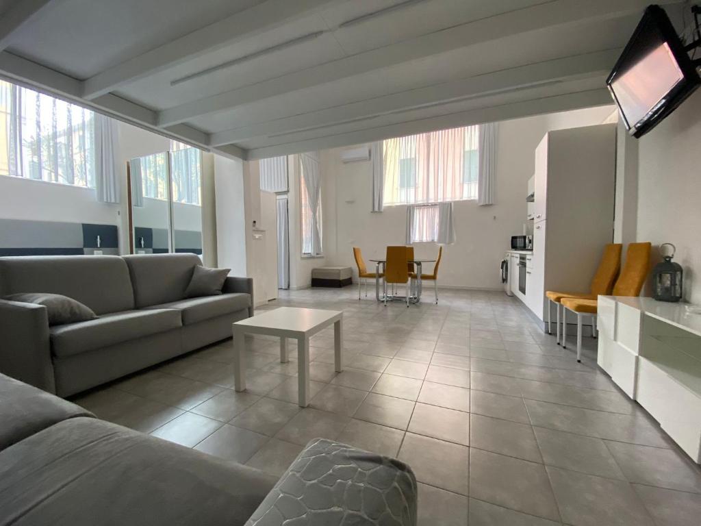 un soggiorno con un divano e un tavolo di la via lattea a La Spezia