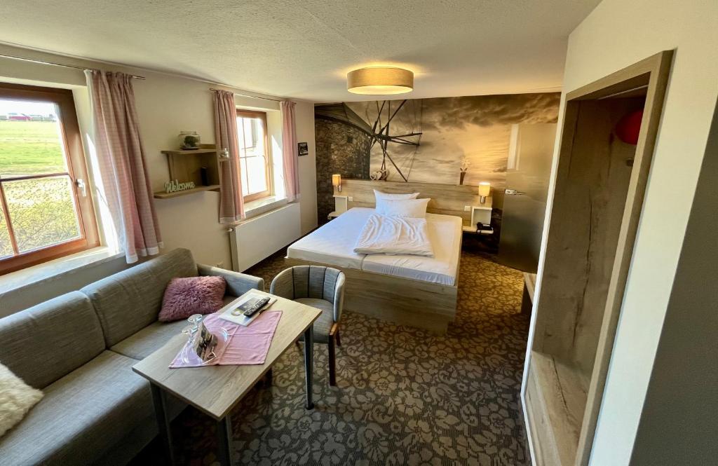 Postel nebo postele na pokoji v ubytování Hotel in der Mühle