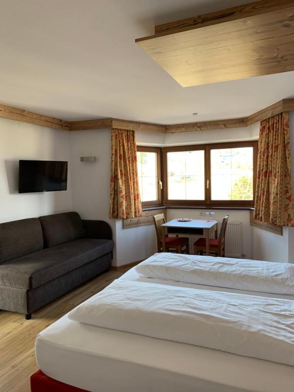TV a/nebo společenská místnost v ubytování Hotel Garni Schieferle
