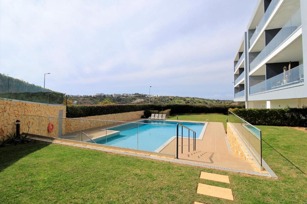 ein Pool in einem Hof neben einem Gebäude in der Unterkunft Albufeira Prestige With Pool by Homing in Albufeira