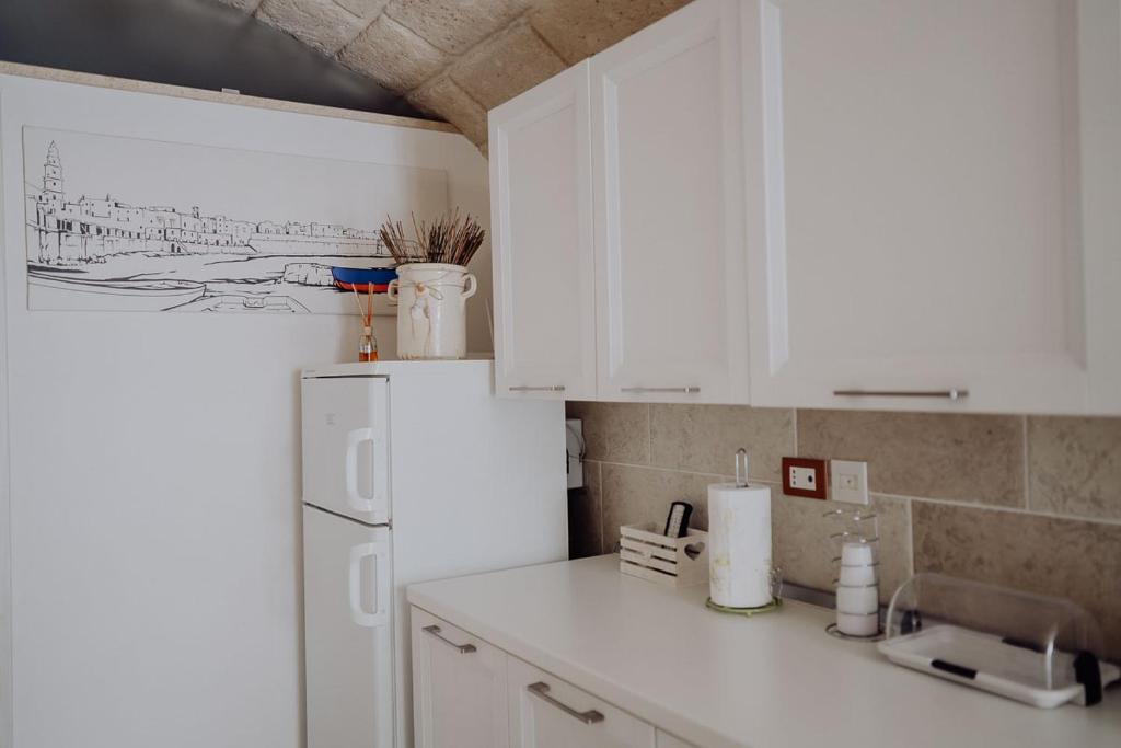 A kitchen or kitchenette at Casa Vacanza Portanuova Monopoli by MONHOLIDAY