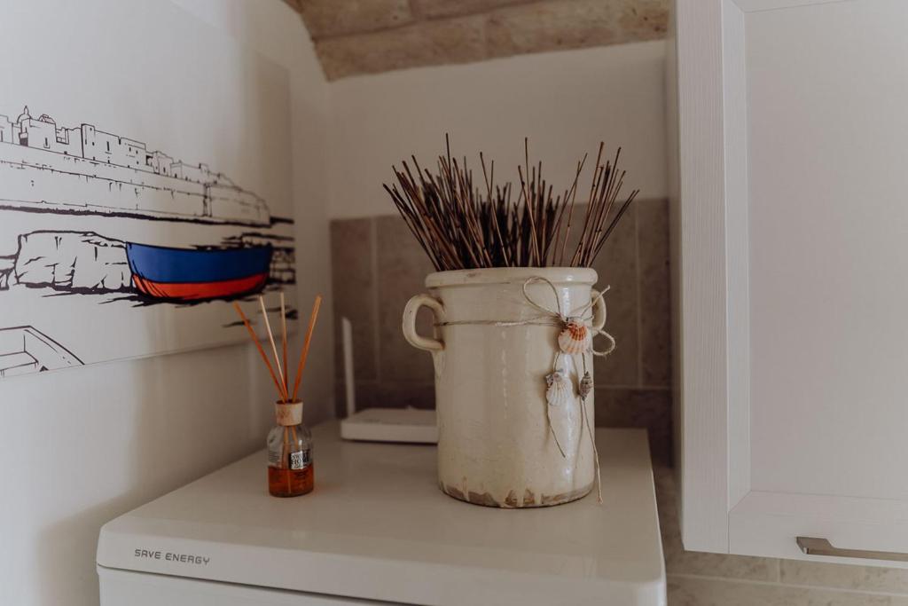 Coffee and tea making facilities at Casa Vacanza Portanuova Monopoli by MONHOLIDAY