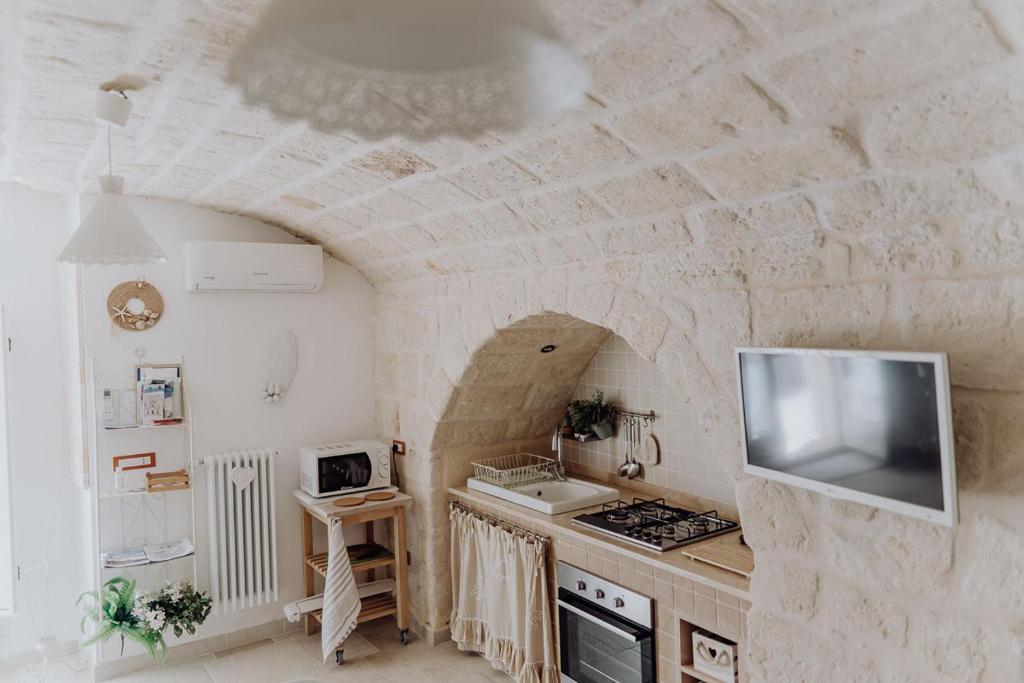 A kitchen or kitchenette at Casa Vacanza Portanuova Monopoli by MONHOLIDAY