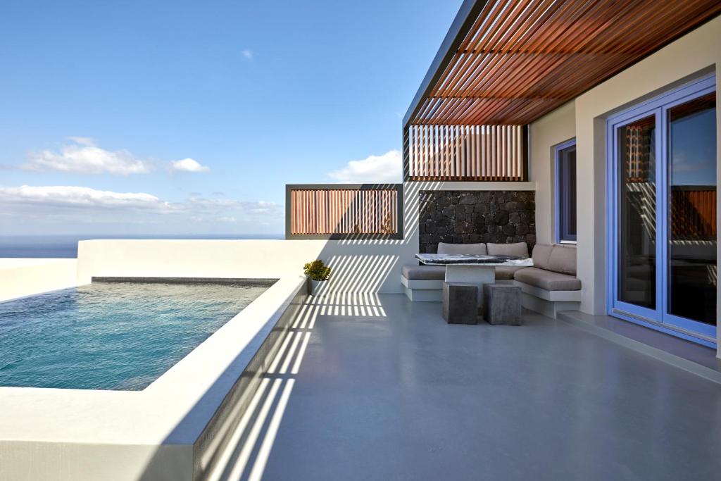 المسبح في My Santorini Villa, Pyrgos Luxury أو بالجوار