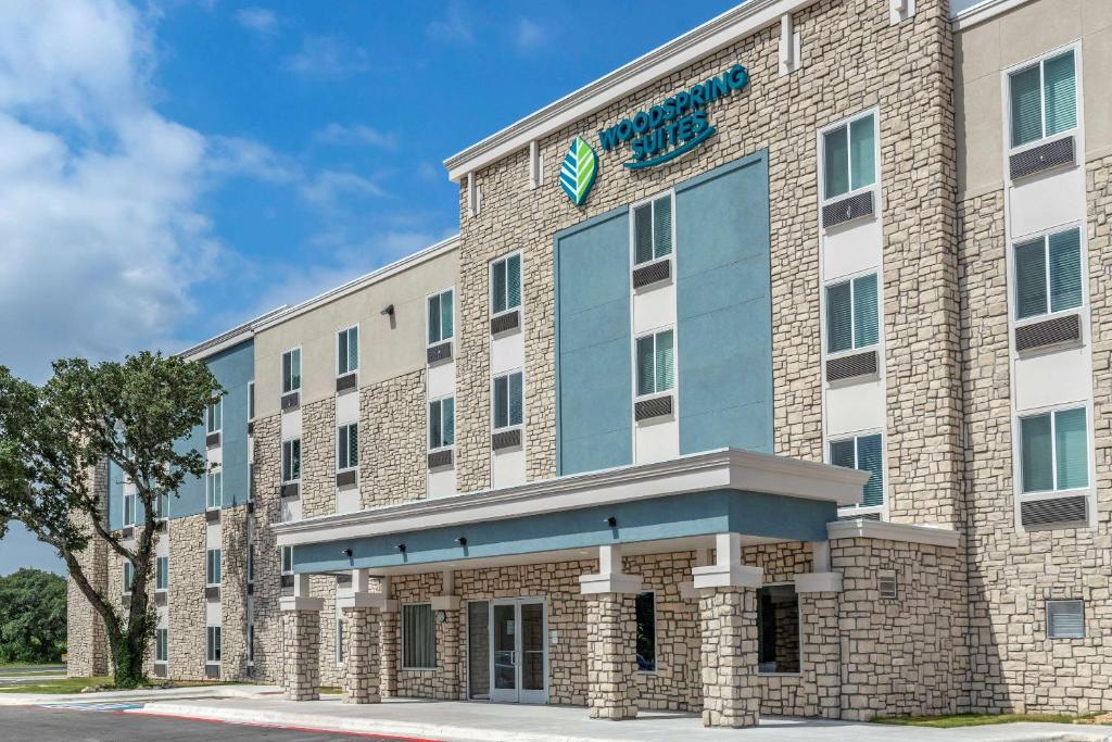 an exterior view of a hotel at WoodSpring Suites Austin Georgetown in Georgetown