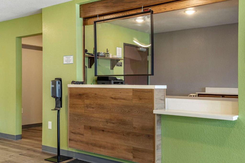 Kuchyň nebo kuchyňský kout v ubytování WoodSpring Suites Austin Georgetown