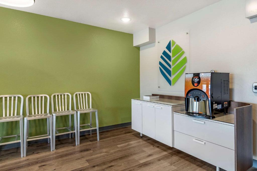 Kuchyň nebo kuchyňský kout v ubytování WoodSpring Suites Austin Georgetown