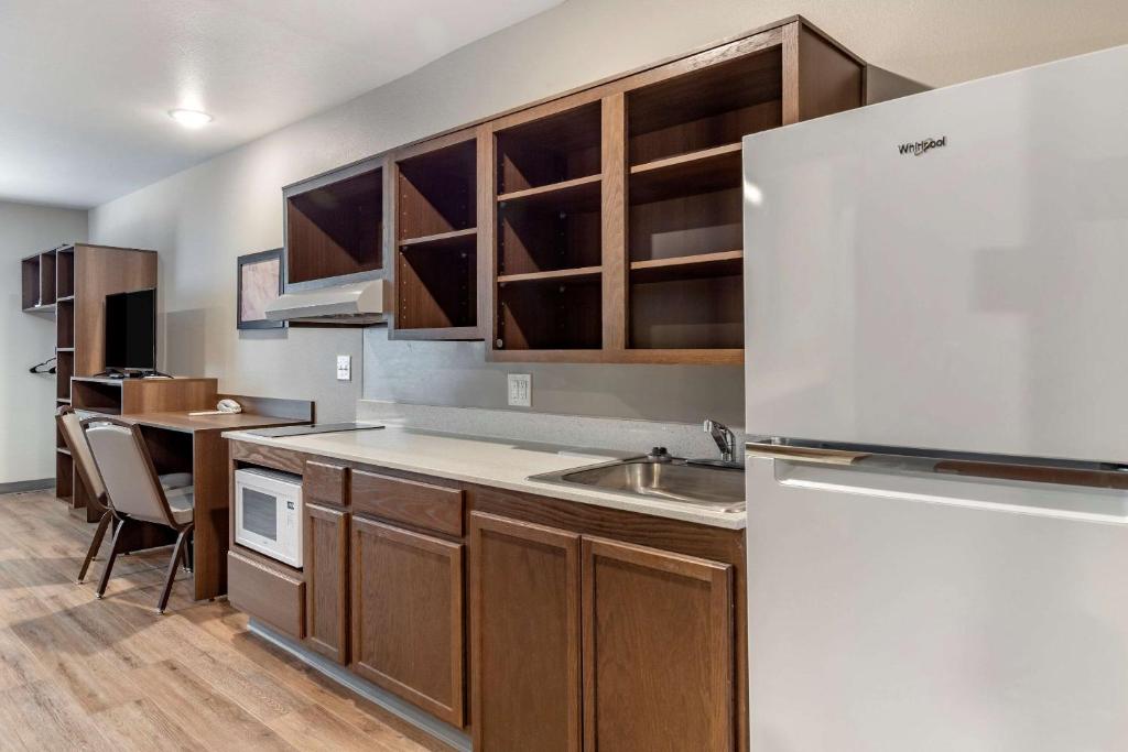 Kuchyň nebo kuchyňský kout v ubytování WoodSpring Suites Austin Georgetown