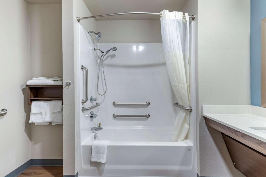 Koupelna v ubytování WoodSpring Suites Austin Georgetown