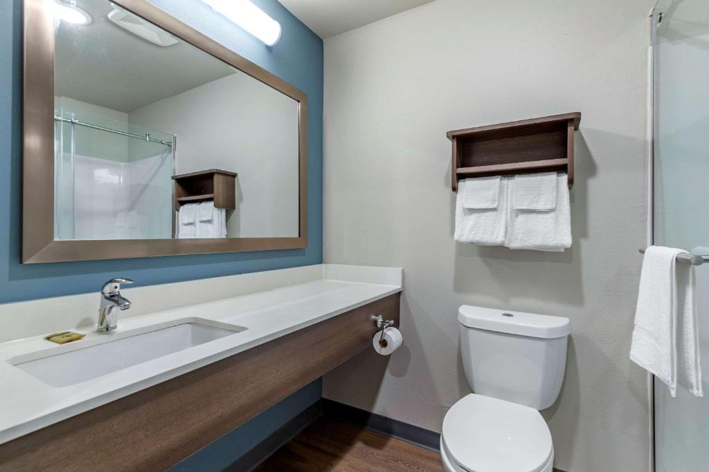 Koupelna v ubytování WoodSpring Suites Austin Georgetown