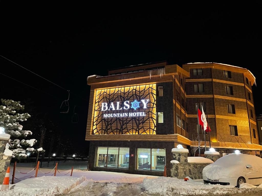 Balsoy Mountain Hotel في أرزروم: مبنى عليه لافته في الثلج