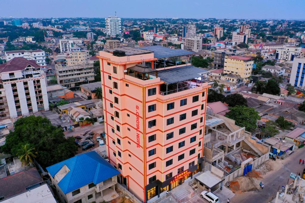 una vista sul soffitto di un alto edificio arancione in una città di G.C ROYAL HOTEL a Accra