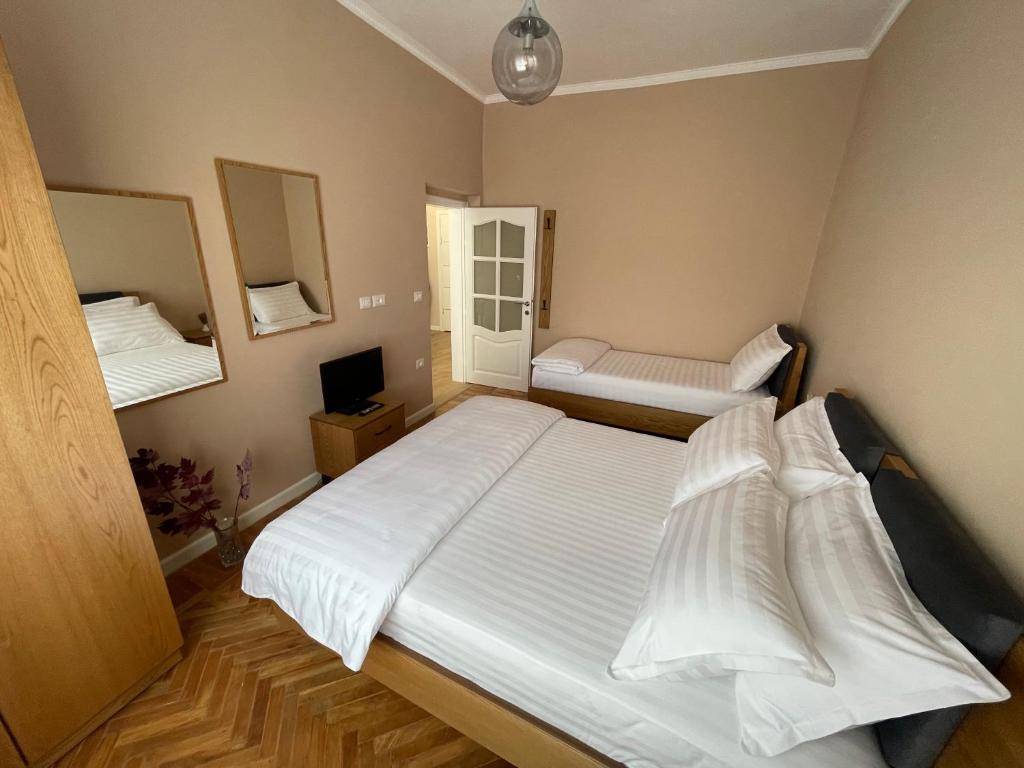 Joni & Joy Center Apartment - Image 11